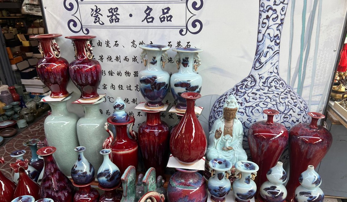 Бір адам қолын басқа біреудің есегіне тықты